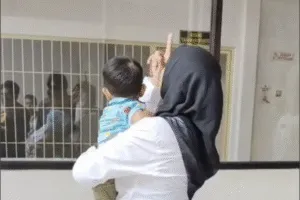 KDM Temui Ibu Rumah Tangga di Karawang yang Jadi Tahanan Kota Gara-gara Kredit Mobil