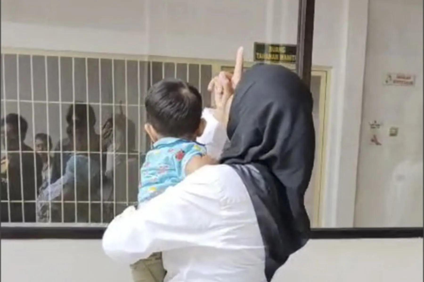 KDM Temui Ibu Rumah Tangga di Karawang yang Jadi Tahanan Kota Gara-gara Kredit Mobil