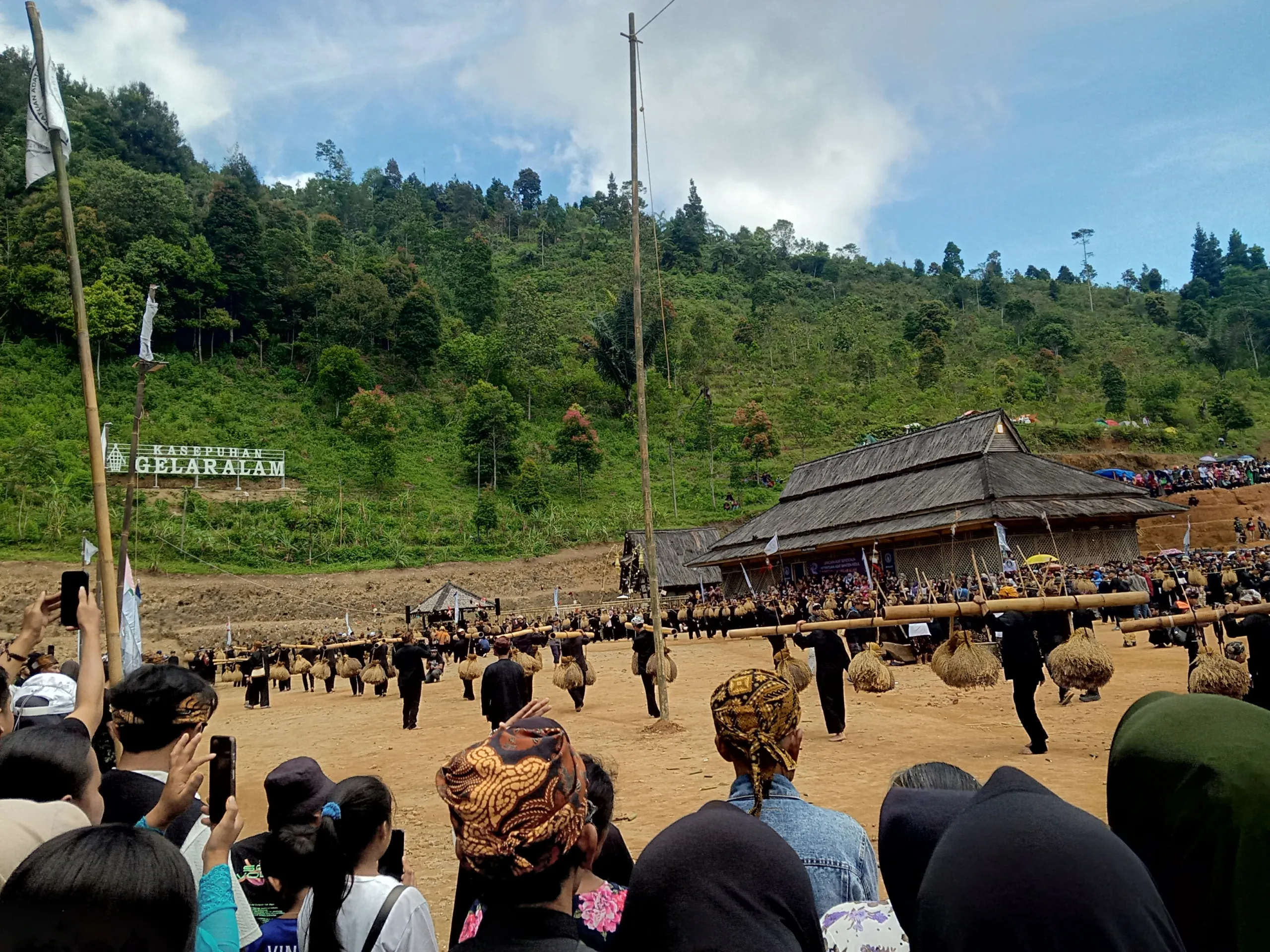 Foto/Ilustrasi: Masyarakat Adat Kasepuhan Gelaralam di Sukabumi tengah merayakan Serentaun.