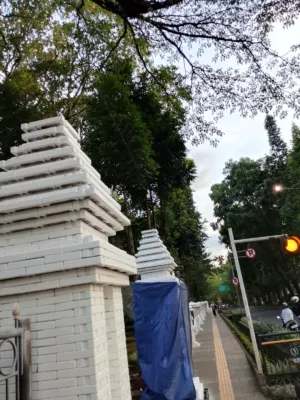 Renovasi gedung sate dalam progres. Tampak tenda biru masih menutupi gapura yang viral