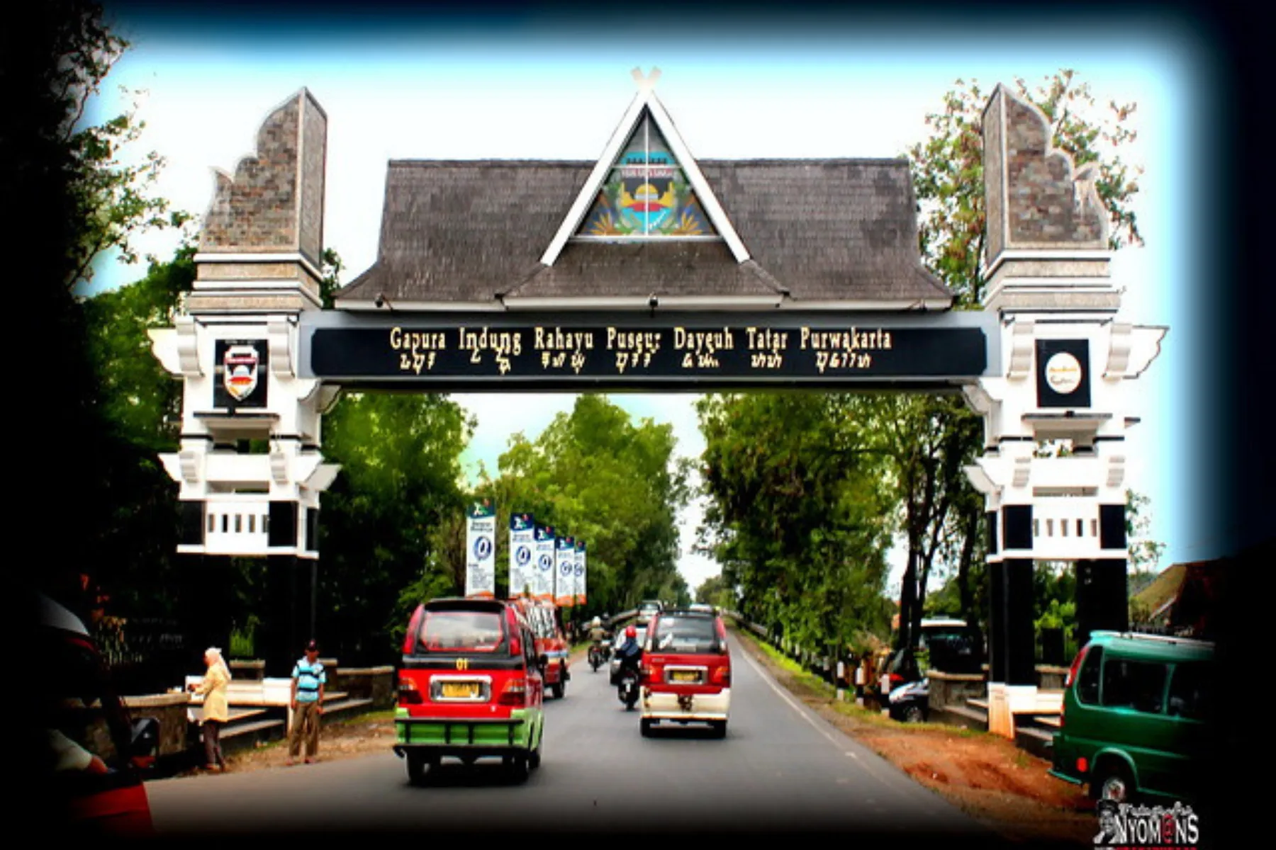 Gapura Indung Rahayu di Purwakarta ini ilustrasi untuk artikel Jabarin berjudul desain gerbang tol khas Sunda akan hiasi Jawa Barat