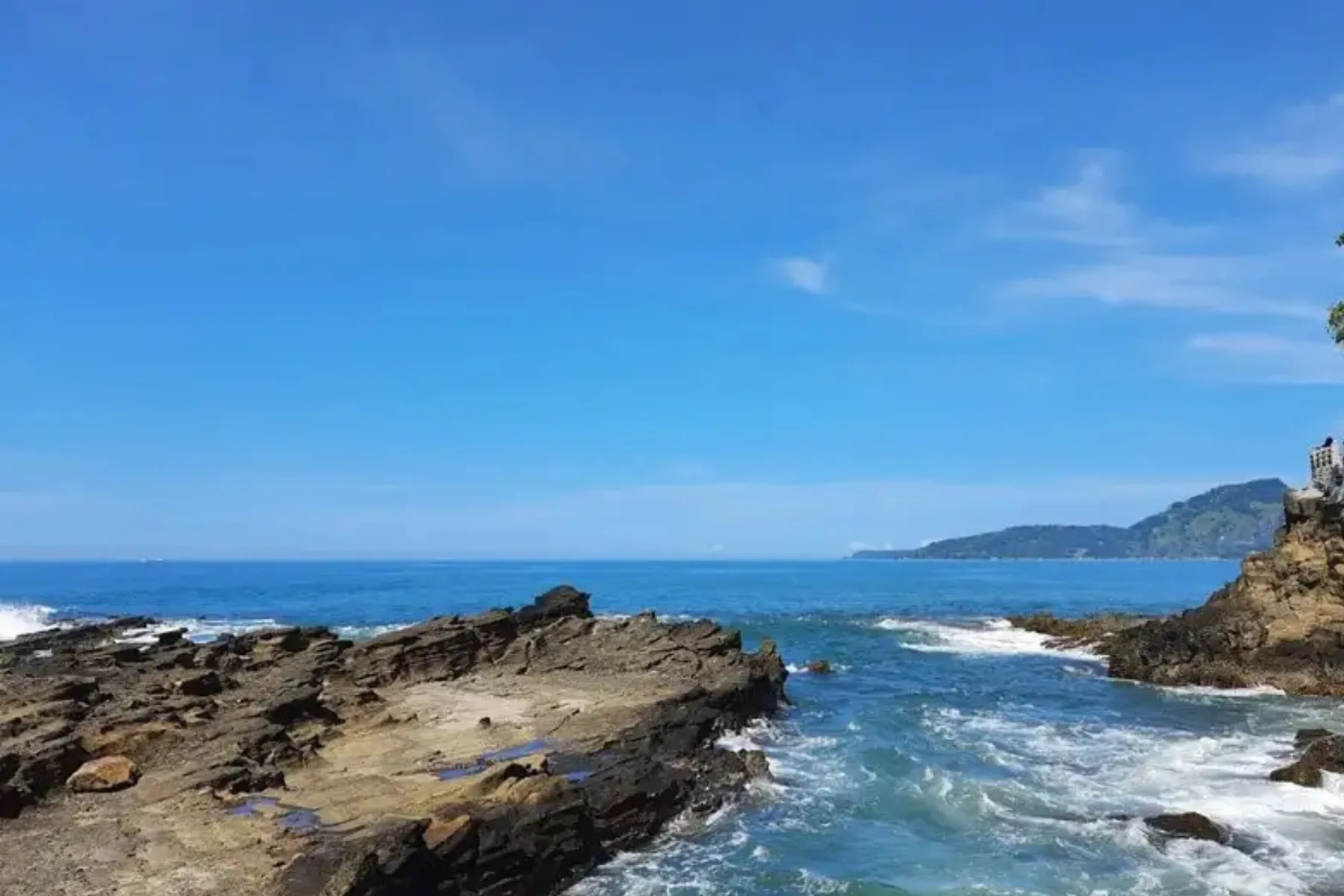 Dua Pemancing Digulung Ombak di Pantai Selatan Sukabumi