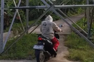 Bupati Purwakarta Heran Ada Tiang SUTET di Tengah Jalan: “Tujuh Keajaiban Dunia”