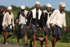 Foto kelompok orang dari Suku Baduy atau Kanekes lagi berjalan.
