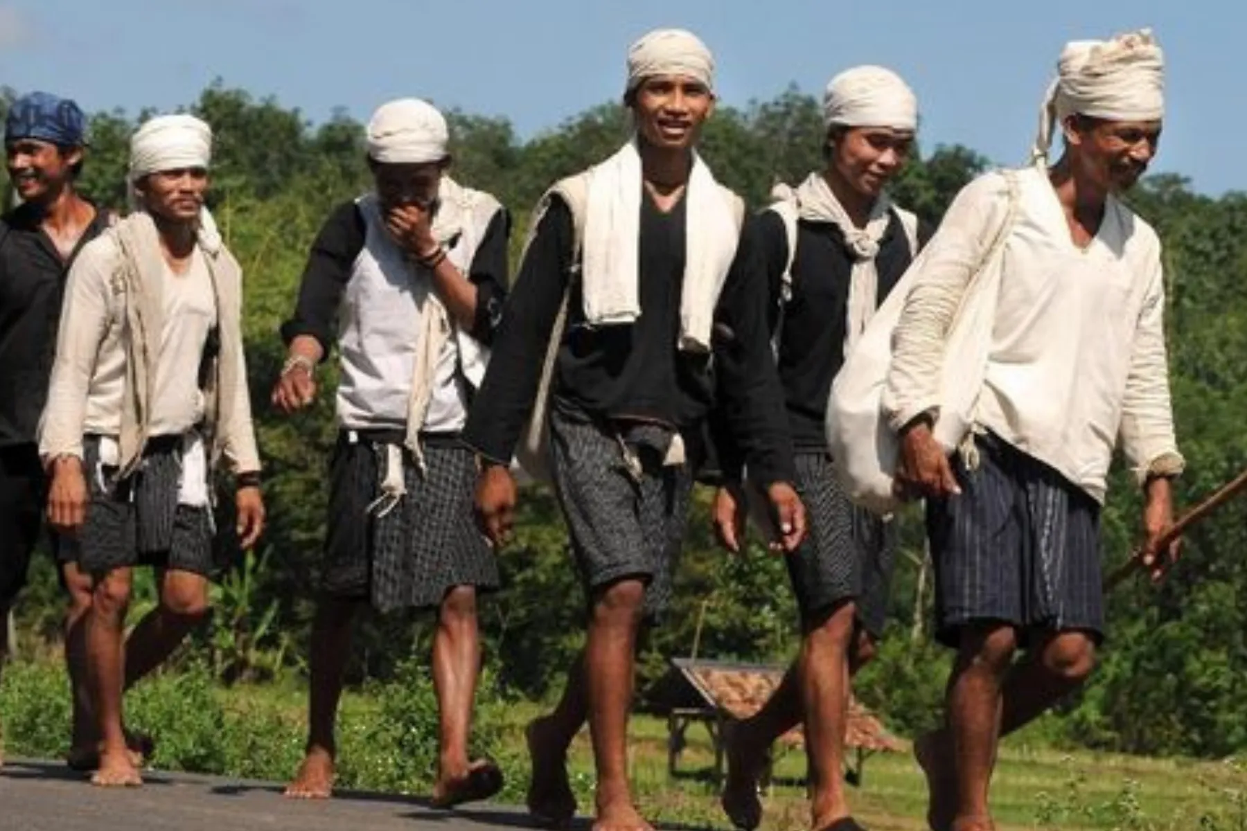 Foto kelompok orang dari Suku Baduy atau Kanekes lagi berjalan.