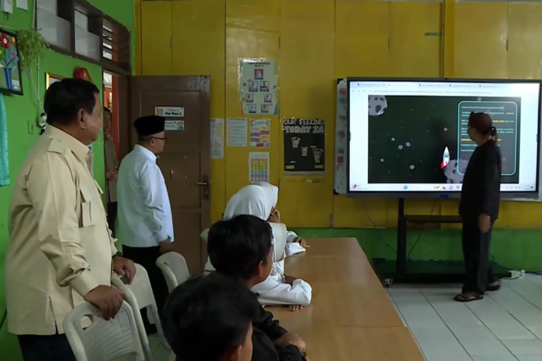 Kadisdik Jabar Wanti-wanti Guru, Smartboard Jangan Dipakai Karaoke!