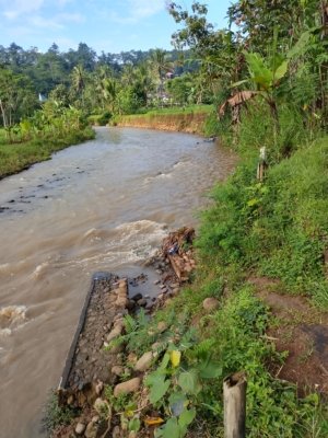 Saluran irigasi yang jebol di Sundawenang Sukabumi 