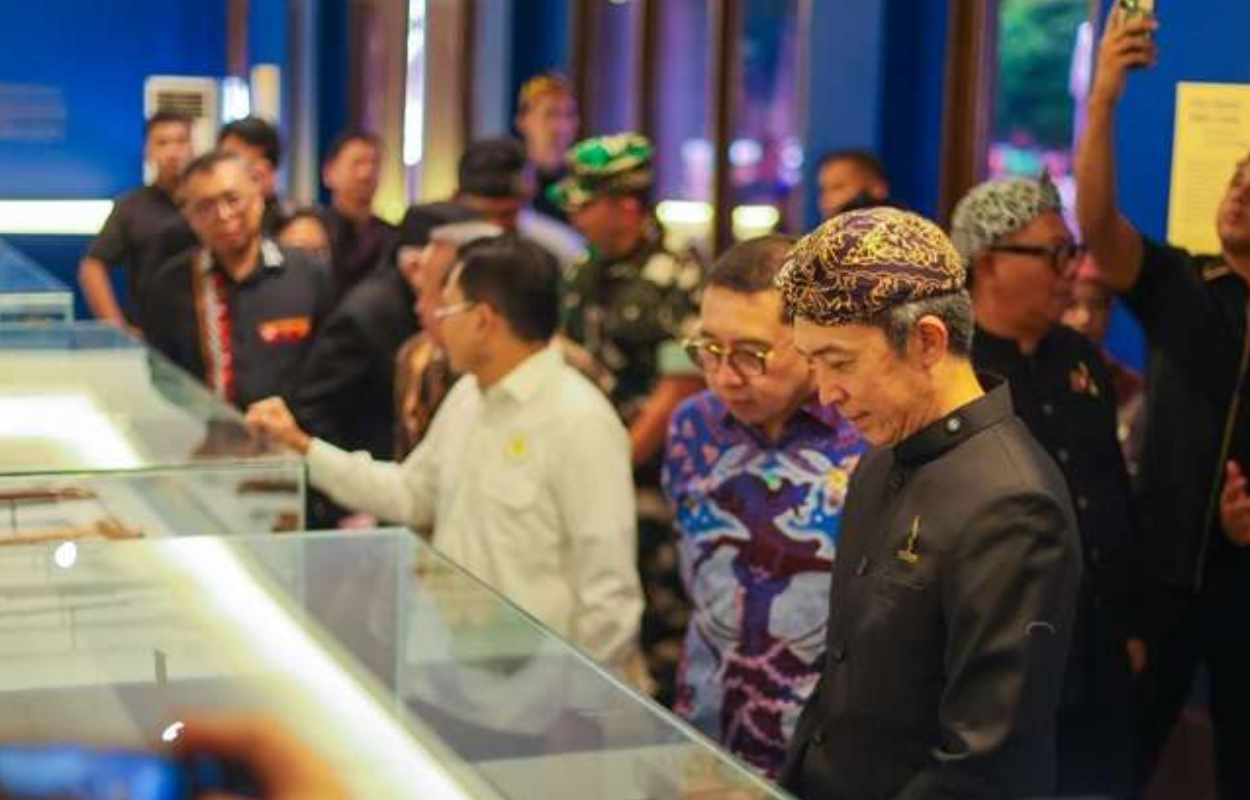Wali Kota Bogor Dedie A. Rachim mendampingi Menteri Kebudayaan Fadli Zon dalam pembukaan pameran keris dan kujang bertajuk “Riksa Wisesa, Jejak Pajajaran: Kuasa, Pusaka, dan Ajaran Sunda” yang dibuka di Bumi Ageung Batutulis, Kota Bogor, Rabu (5/2/2026),