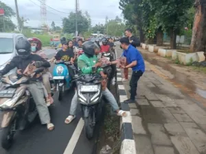 SMSI Tangsel Bagikan 100 Paket Takjil di Depan Balaikota, Warga Apresiasi Aksi Berbagi Ramadan