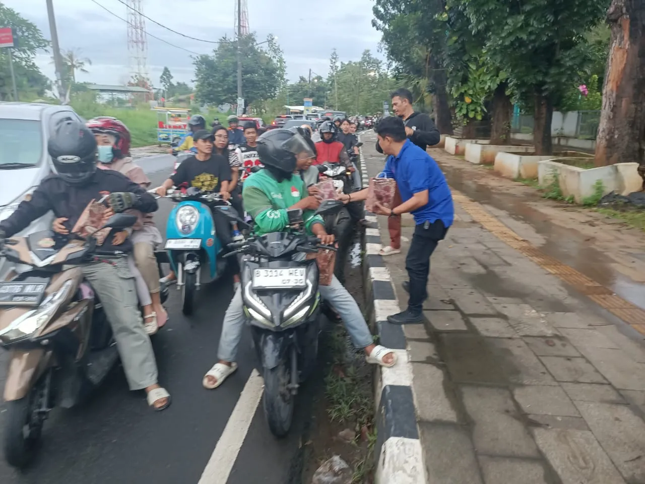 SMSI Tangsel Bagikan 100 Paket Takjil di Depan Balaikota, Warga Apresiasi Aksi Berbagi Ramadan