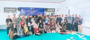 Foto bersama pelatih dan peserta latihan kepemimpinan RW 16, Teluknaga. (Dok: Ist/Alf)