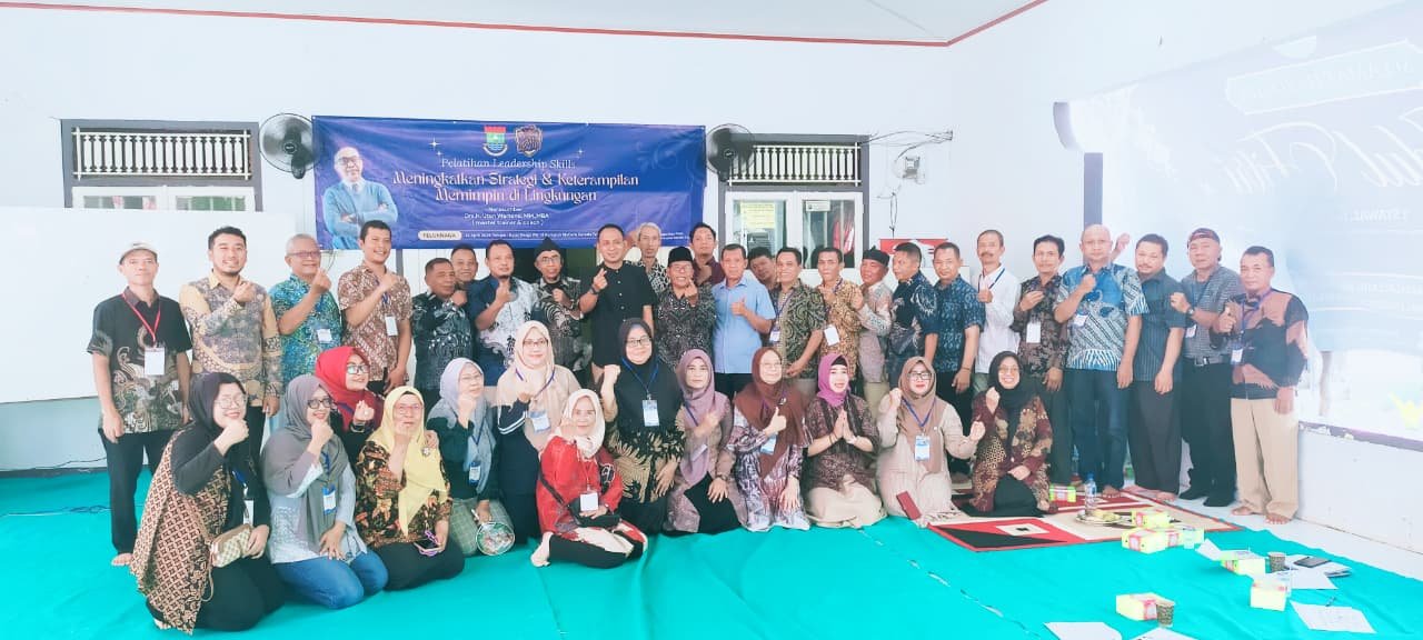 Foto bersama pelatih dan peserta latihan kepemimpinan RW 16, Teluknaga. (Dok: Ist/Alf)