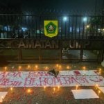 Aksi tabur bunga sebagai bentuk solidaritas atas jatuhnya kembali korban yang melibatkan truk tronton di depan Kantor Kecamatan Rumpin, Kamis (23/4) malam. (Dok: Ripan/Jabarin)