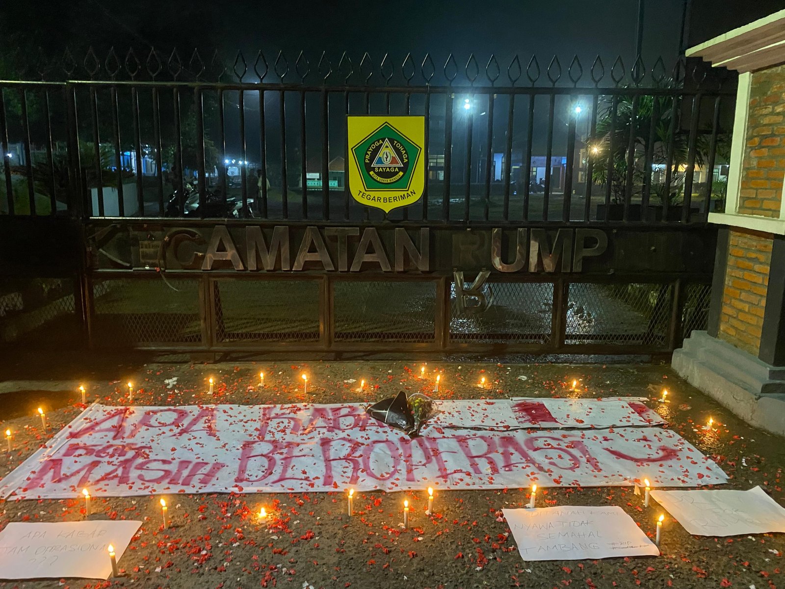 Aksi tabur bunga sebagai bentuk solidaritas atas jatuhnya kembali korban yang melibatkan truk tronton di depan Kantor Kecamatan Rumpin, Kamis (23/4) malam. (Dok: Ripan/Jabarin)