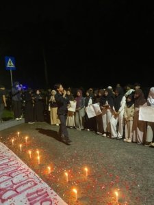 Warga Rumpin menggelar aksi solidaritas di depan Kantor Kecamatan Rumpin, Kamis (23/4) malam menyusul meninggalnya pelajar usai terlibat kecelakaan dengan truk tronton. (Dok: Ripan/Jabarin)