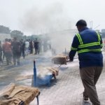 Petugas membersihkan lokasi bekas pemusnahan rokok ilegal di kawasan BSD, Tangerang, Selasa (21/4)