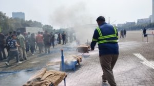 Petugas membersihkan lokasi bekas pemusnahan rokok ilegal di kawasan BSD, Tangerang, Selasa (21/4)