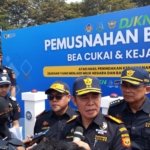 Foto Kepala Kantor Wilayah DJBC Banten Ambang Priyonggo (Tengah) usai melaksanakan kegiatan pemusnahan rokok ilegal di Tangerang, Selasa (21/4).