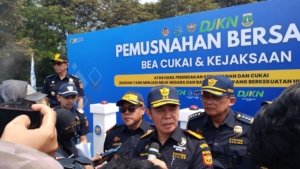 Foto Kepala Kantor Wilayah DJBC Banten Ambang Priyonggo (Tengah) usai melaksanakan kegiatan pemusnahan rokok ilegal di Tangerang, Selasa (21/4).