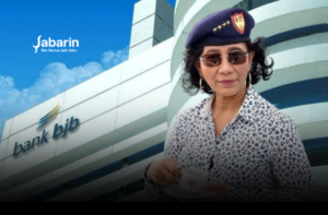 Foto Susi Pudjiastuti dengan latar gedung Bank BJB