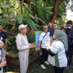 Gubernur Jabar Dedi Mulyadi berdialog dengan karyawan kebun binatang Bonbin di Bandung. (dok: Jabarprov)