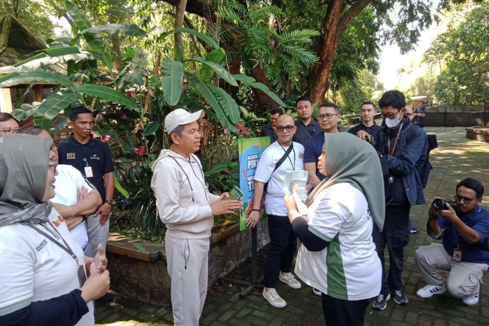 Gubernur Jabar Dedi Mulyadi berdialog dengan karyawan kebun binatang Bonbin di Bandung. (dok: Jabarprov)