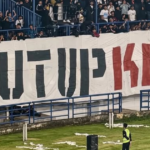 Banner bertuliskan 'shut up kdm' terbentang di tribun Utara GBLA saat laga Persib vs Arema, Kamis malam. (Dok: Ist)