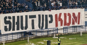 Banner bertuliskan 'shut up kdm' terbentang di tribun Utara GBLA saat laga Persib vs Arema, Kamis malam. (Dok: Ist)