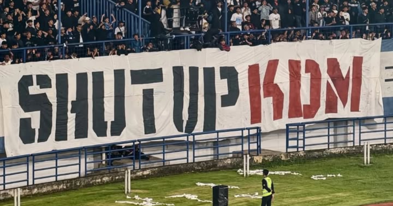 Banner bertuliskan 'shut up kdm' terbentang di tribun Utara GBLA saat laga Persib vs Arema, Kamis malam. (Dok: Ist)