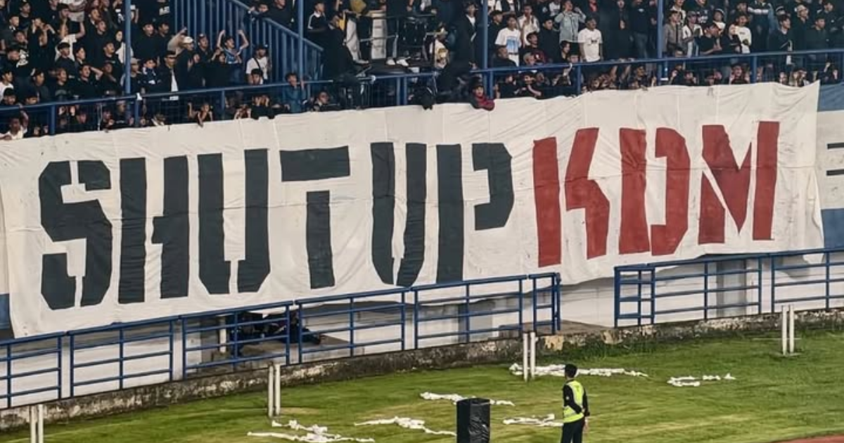 Banner bertuliskan 'shut up kdm' terbentang di tribun Utara GBLA saat laga Persib vs Arema, Kamis malam. (Dok: Ist)