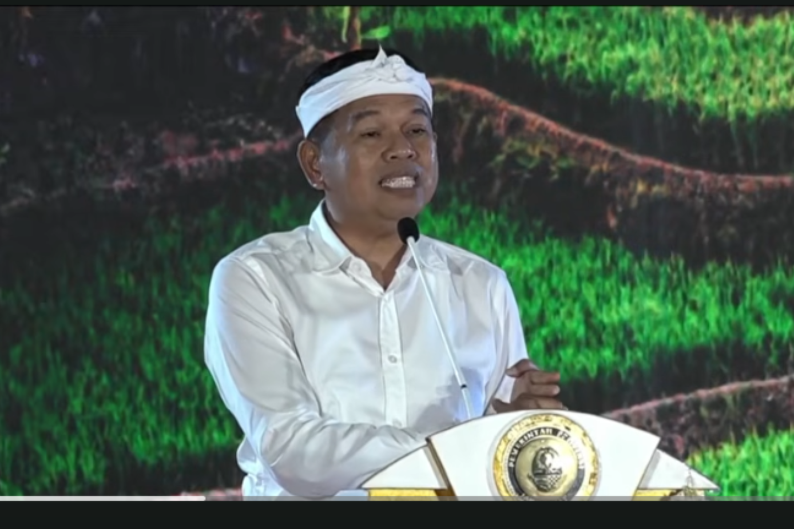 Foto Gubernur Jabar Dedi Mulyadi saat memberikan sambutan dalam agenda Musrenbang Jabar 2027 di Bale Gede, Gedung Pakuan, Bandung, Rabu (15/4). (Tangkapan Layar YouTube Bapeda Jabar)