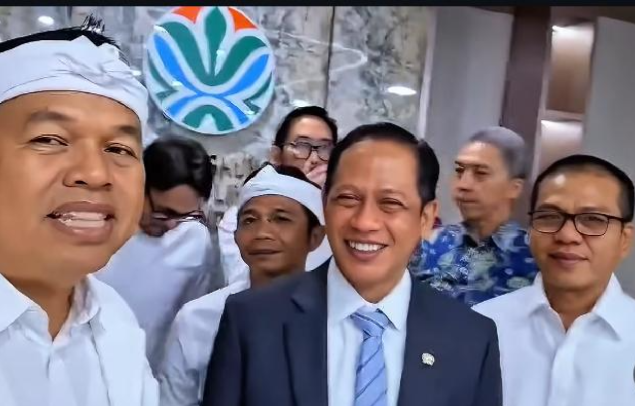 Gubernur Jawa Barat Dedi Mulyadi bersama Menteri Lingkungan Hidup dan sejumlah kepala daerah usai penandatanganan kesepakatan pengolahan sampah menjadi energi listrik di Plaza Kuningan, Jakarta Selatan, Selasa (7/4/2026).(Tangkapan layar Instagram Dedi Mulyadi)