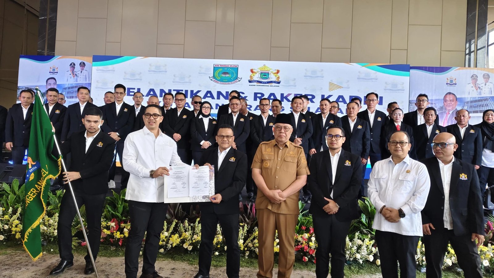 Foto pelantikan Marhadi sebagai ketua dan pengurus kadin Tangsel, Senin (18/5).