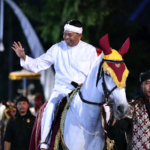 Foto Gubernur Jabar Dedi Mulyadi saat mengikuti rangkaian kegiatan Kirab Mahkota Binokasih dalam rangka Milangkala Tatar Sunda di Cirebon, Minggu (10/5)
