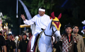 Foto Gubernur Jabar Dedi Mulyadi saat mengikuti rangkaian kegiatan Kirab Mahkota Binokasih dalam rangka Milangkala Tatar Sunda di Cirebon, Minggu (10/5)