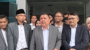 Foto Ketua Tim Hukum Jabar Istimewa (Jabis) Jutek Bongso, SH., (tengah). (Dok: Pasjabar)