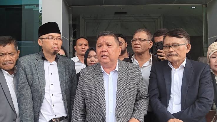 Foto Ketua Tim Hukum Jabar Istimewa (Jabis) Jutek Bongso, SH., (tengah). (Dok: Pasjabar)