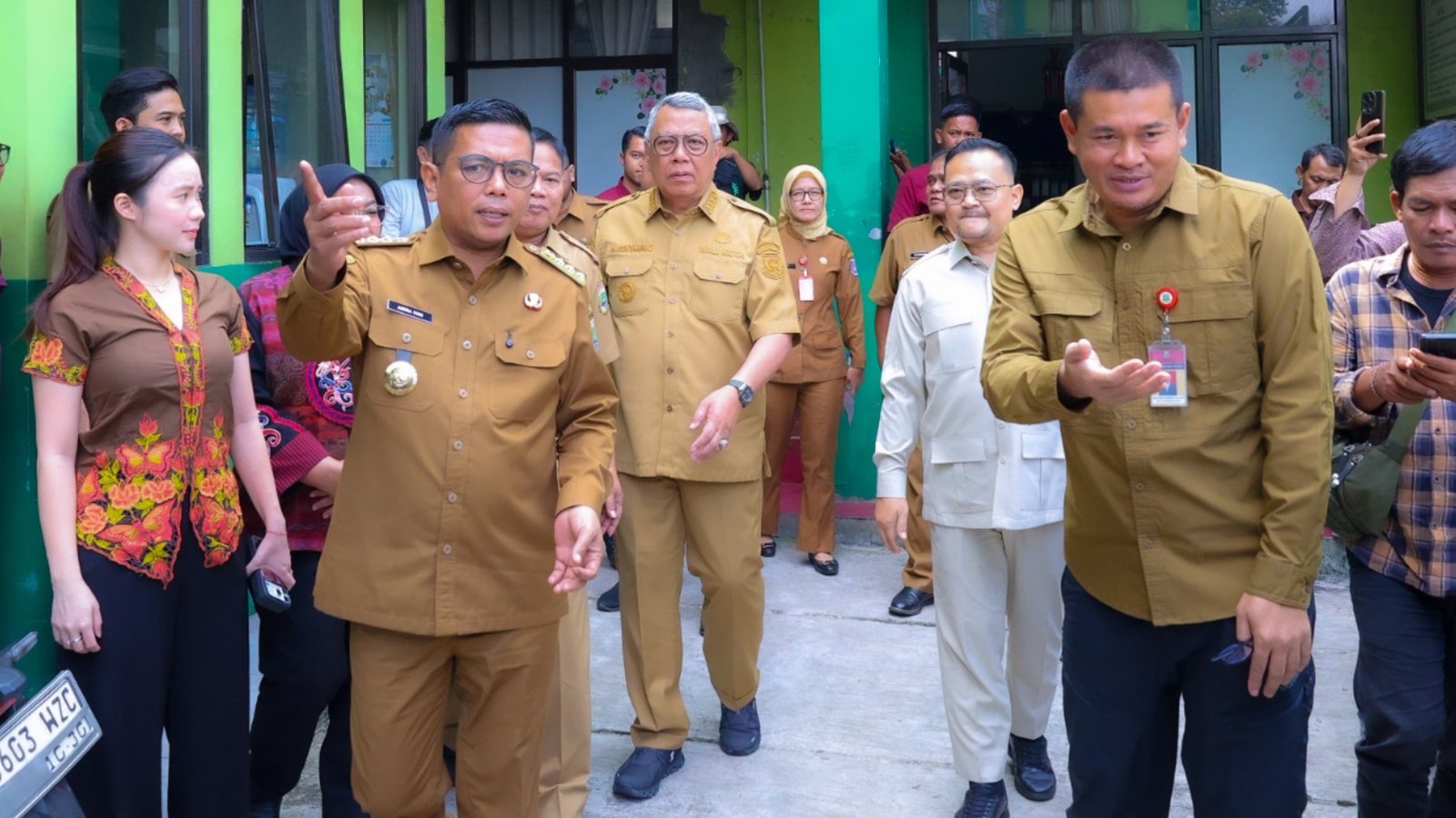 Foto Walikota Tagsel Benyamin Davnie mendampingi Gubernur Banten Andra Soni dalam kegiatan monitoring Program Sekolah Gratis di SMA PGRI 56 Ciputat, Selasa (2/6/2026).