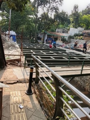 Demi Akses Kafe, Pedestrian di Kencana Loka BSD Dibongkar untuk Bangun Jembatan