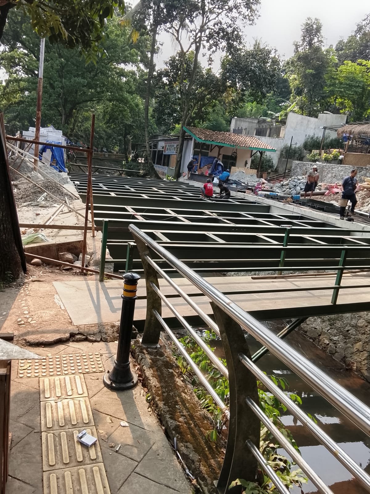 Demi Akses Kafe, Pedestrian di Kencana Loka BSD Dibongkar untuk Bangun Jembatan