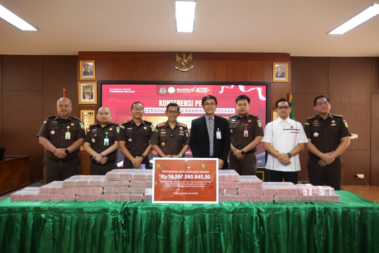 Kejari Tangsel Setor Rp14,2 Miliar Uang Rampasan Negara dari Kasus Pinjol Ilegal