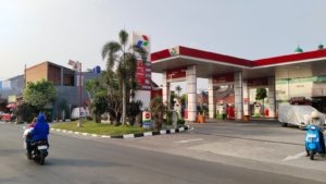 Foto: Langit di atas Jalan Merpati Raya, Kota Tangerang Selatan, tampak lebih lapang tanpa kabel udara yang sebelumnya semrawut. Penataan utilitas dilakukan melalui relokasi