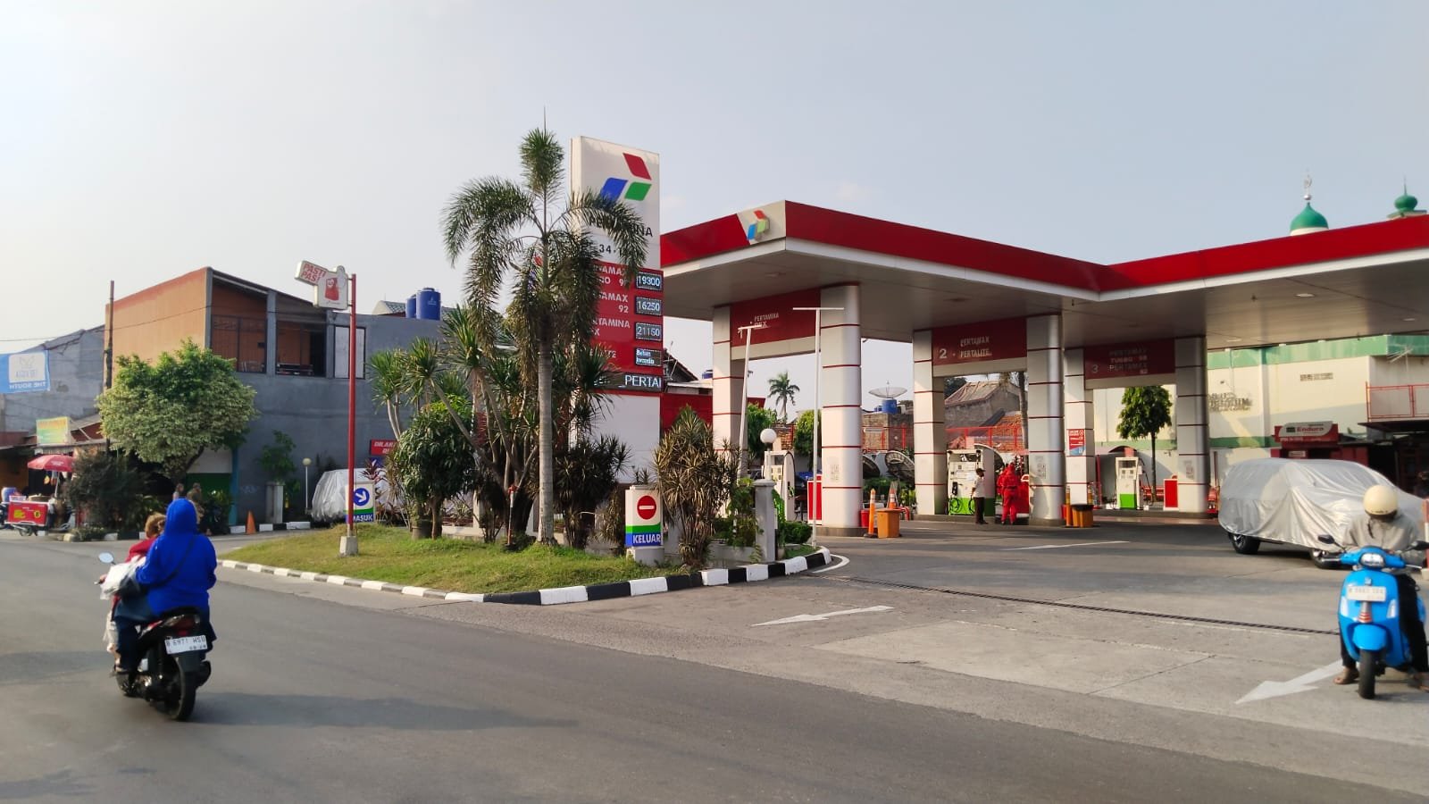 Foto: Langit di atas Jalan Merpati Raya, Kota Tangerang Selatan, tampak lebih lapang tanpa kabel udara yang sebelumnya semrawut. Penataan utilitas dilakukan melalui relokasi