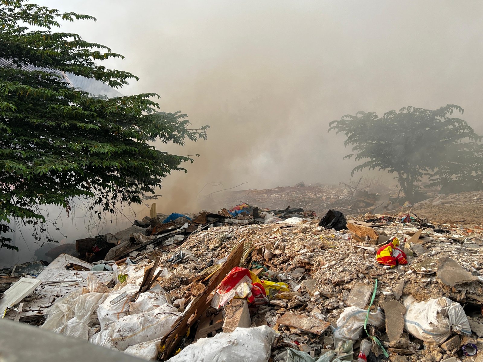 Kebakaran Lahan Kosong di Pisangan, Tumpukan Material Bekas Bikin Api Sulit Dipadamkan