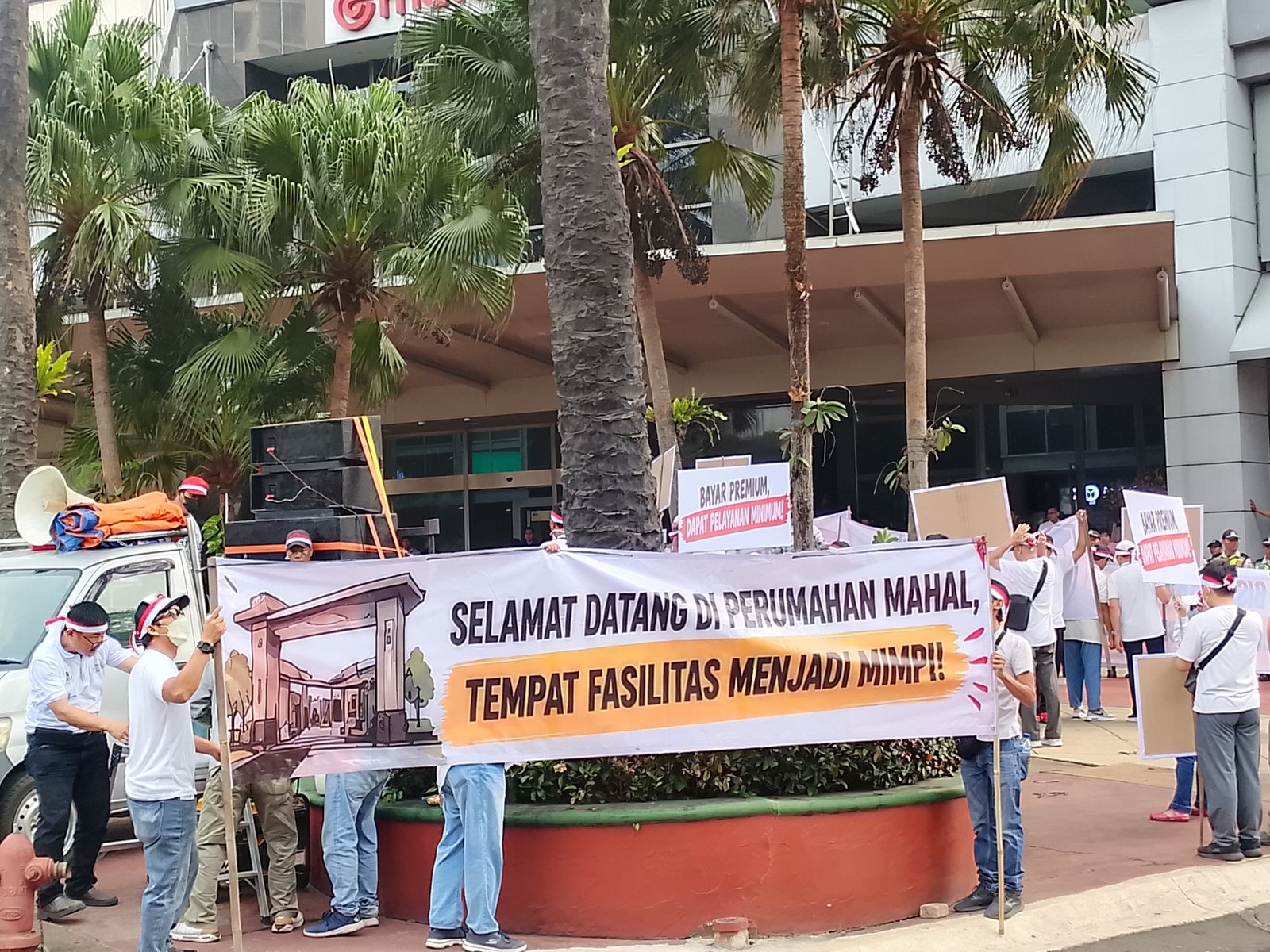 Ratusan Warga Lippo Village Gelar Aksi Damai, Tuntut Kejelasan PSU hingga AJB
