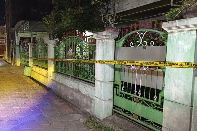 Polisi olah TKP rumah Dwi Bagus, pelaku mutilasi istri siri dan anak tiri di Gang Tentrem, Jalan Doho, Kelurahan Winongo, Kecamatan Manguharjo, Madiun, Senin (26/10/2026). Foto: Dok. Istimewa